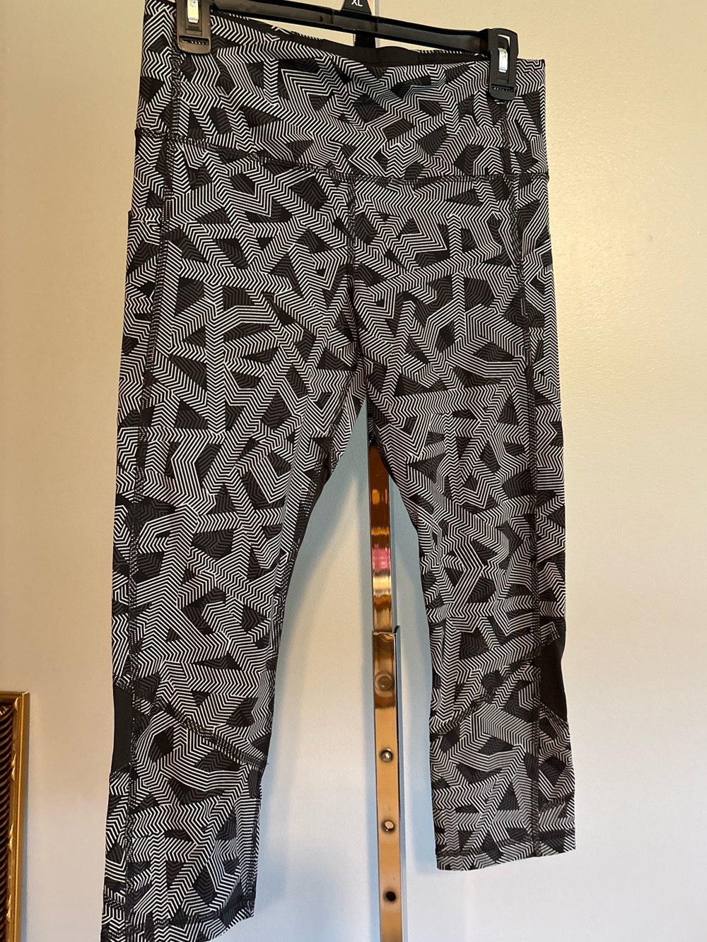 Lululemon Black & White Geometric Mesh‎ Leg Cropped Leggings Size 8 EUC